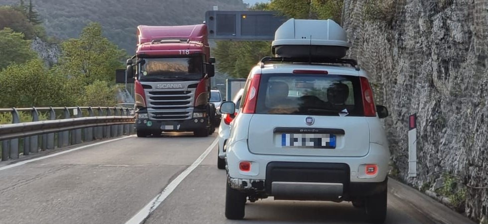 Mezzo pesante in panne sulla Gardesana: code chilometriche per uscire da Trento, disagi anche per chi arriva